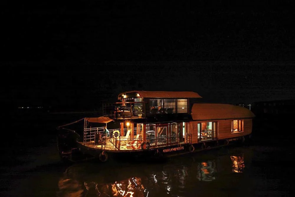 Blue Lotus Houseboats
